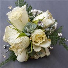 Rose, Diamante&#39;s Pearl Bracelet Wrist Corsage